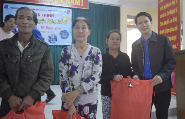 Phó Bí thư Tỉnh Đoàn Lương Minh Tùng trao quà cho người dân ở xã Hòa Hội.
