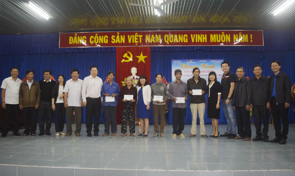Đoàn cùng lãnh đạo huyện Tây Hòa trao cho cho bà con nhân dân ở xã Hòa Bình 1, huyện Tây Hòa.