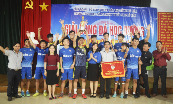Ban Tổ chức trao giải nhất cho đội bóng Trường THPT Phan Đình Phùng.