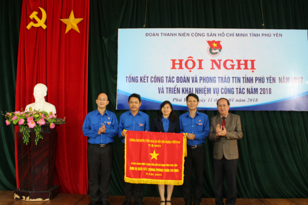 Đ/c Phan Đình Phùng - Phó Chủ tịch UBND tỉnh trao cờ thi đua của Thủ tướng Chính phủ cho tập thể Thường trực Tỉnh Đoàn.