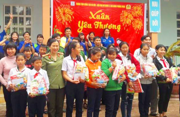 Trao quà cho học sinh có hoàn cảnh khó khăn tại xã Xuân Hòa, thị xã Sông Cầu.