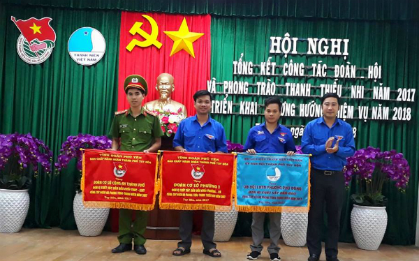 Bí thư Thành Đoàn Tuy Hòa Lê Duy trao cờ thi đua xuất sắc dẫn đầu cho các đơn vị xuất sắc.