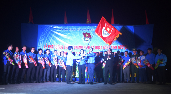 Đ/c Phan Đình Phùng - Tỉnh ủy viên, Phó Chủ tịch UBND tỉnh trao cờ phát động Tháng Thanh niên 2018 cho Thường trực Tỉnh Đoàn.