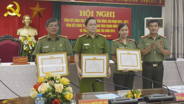 Đại tá Nguyễn Nhất Tâm - Phó Giám đốc Công an tỉnh Phú Yên trao giấy khen cho các tập thể có thành tích xuất sắc trong công tác thanh niên của Đảng, giai đoạn 2015 - 2017.