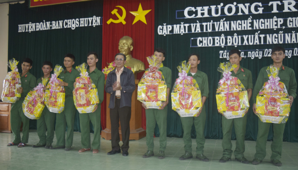Lãnh đạo Huyện ủy Tây Hòa trao quà cho bộ đội xuất ngũ.