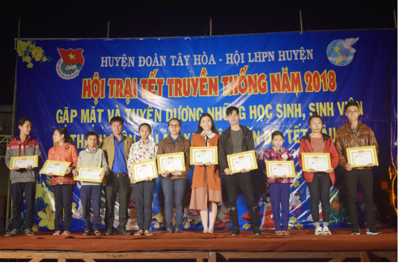 Đồng chí Nguyễn Thành Huy - Bí thư Huyện Đoàn Tây Hòa trao giấy khen cho các em học sinh, sinh viên.