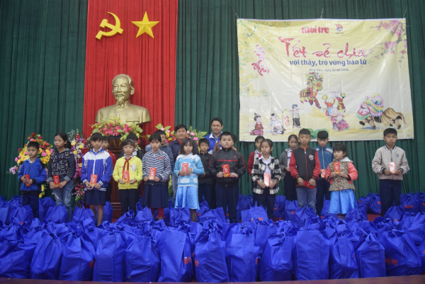 Lãnh đạo Tỉnh Đoàn và đại diện Báo Tuổi Trẻ trao quà cho cá em học sinh ở huyện Đông Hòa.