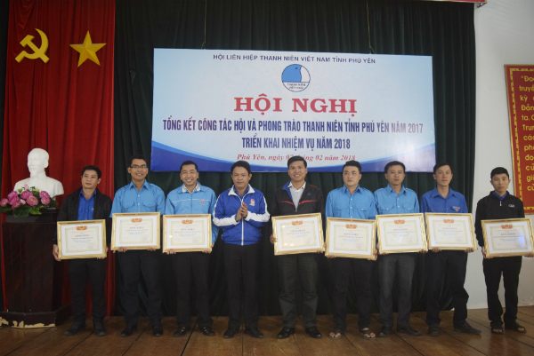 Anh Phan Xuân Hạnh - Bí thư Tỉnh Đoàn, Chủ tịch Hội LHTN Việt Nam tỉnh trao bằng khen của Trung ương Hội cho các tập thể xuất sắc.