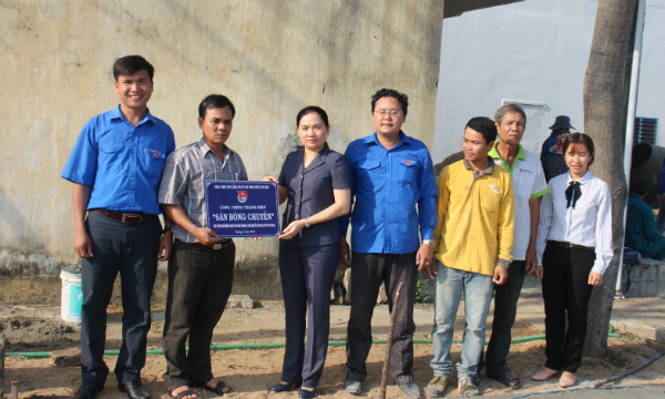 Lãnh đạo huyện ủy Phú Hòa và Huyện Đoàn bàn giao công trình cho địa phương.