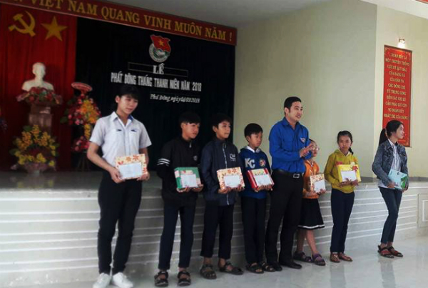 Trao quà cho học sinh nghèo ở vùng biển thành phố Tuy Hòa.