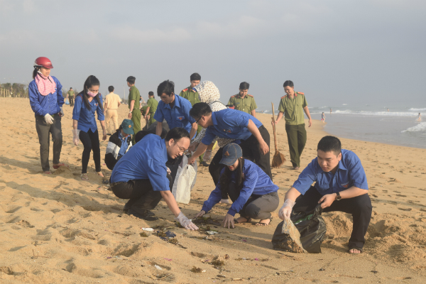 Lãnh đạo Tỉnh Đoàn cùng đoàn viên, thanh niên thành phố Tuy Hòa tham gia dọn rác thải tại bãi biển thành phố Tuy Hòa.