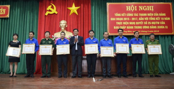 Đồng chí Huỳnh Tấn Việt - UVBCH Trung ương Đảng, Bí thư Tỉnh ủy, Chủ tịch HĐND tỉnh trao bằng khen cho các tập thể có thành tích xuất sắc trong công tác lãnh đạo, chỉ đạo và triển khai thực hiện công tác thanh niên của Đảng, giai đoạn 2015 - 2017.