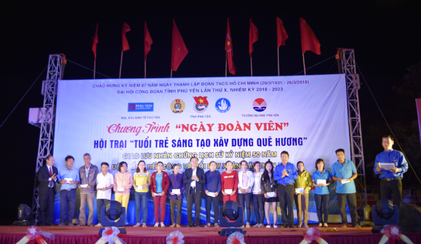 Lãnh đạo UBND tỉnh, Huyện ủy Đông Hòa và Ban Tổ chức trao quà cho đoàn viên, thanh niên công nhân.