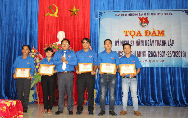 Huyện Đoàn Phú Hòa tặng giấy khen cho các thanh niên tiên tiến làm theo lời Bác năm 2018.