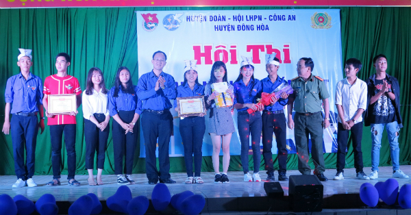 Phó Bí thư Tỉnh Đoàn Trần Minh Trí trao giải nhất cho trường THPT Lê Trung Kiên.