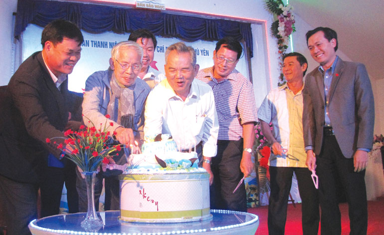 Bí thư Tỉnh ủy Huỳnh Tấn Việt (bìa trái) cùng nguyên lãnh đạo Tỉnh đoàn qua các thời kỳ cắt bánh sinh nhật nhân kỷ niệm 85 năm Ngày thành lập Đoàn TNCS Hồ Chí Minh.