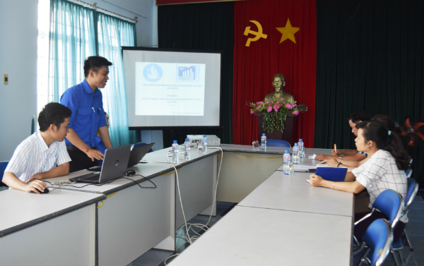 Sinh viên Huỳnh Tấn Đạt đang trình bày bài dự thi của mình.