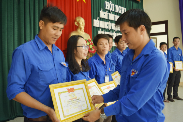 Anh Nguyễn Thành Huy - Bí thư Huyện Đoàn Tây Hòa trao giấy khen cho cá nhân xuất sắc trong Tháng Thanh niên năm 2018.
