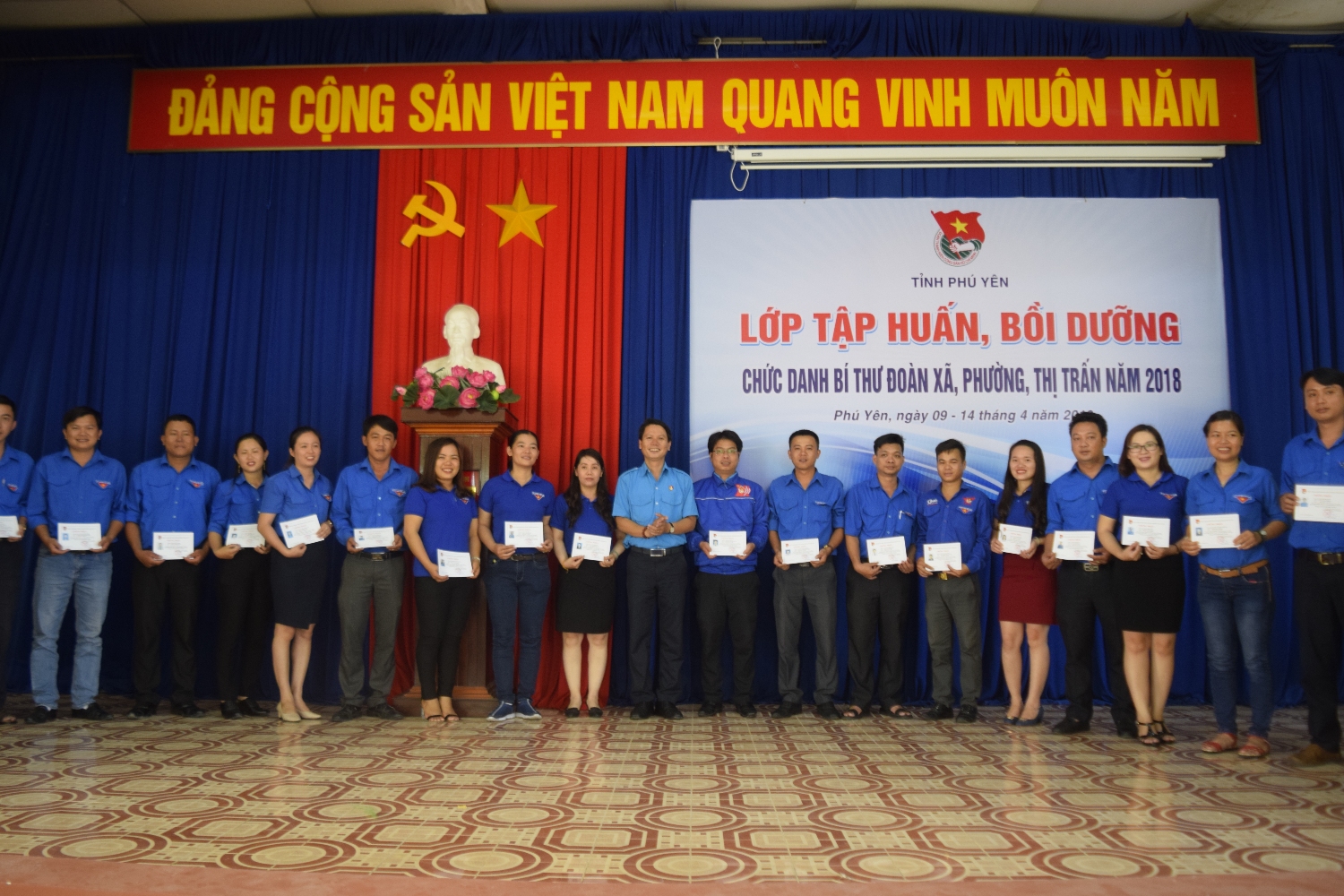 Phó Bí thư Tỉnh Đoàn Lương Minh Tùng trao giấy công nhận cho các học viên.