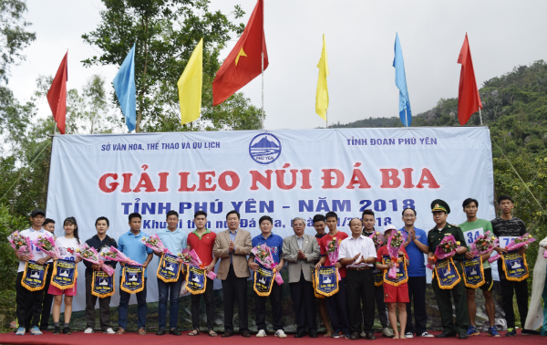 Lãnh đạo UBND tỉnh cùng Ban Tổ chức trao cờ lưu niệm cho các đơn vị tham gia.