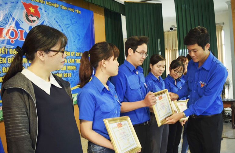  Anh Nguyễn Văn Đệ - Bí thư Đoàn khối Doanh nghiệp tỉnh trao giấy khen cho các tập thể xuất sắc.