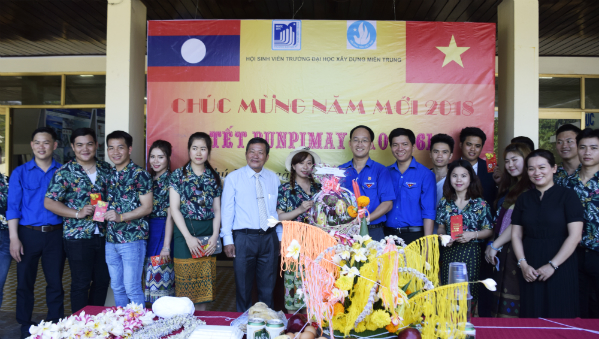 Lãnh đạo Tỉnh Đoàn chúc mừng Tết cổ truyền Bunpimay cho các bạn sinh viên nước bạn Lào.