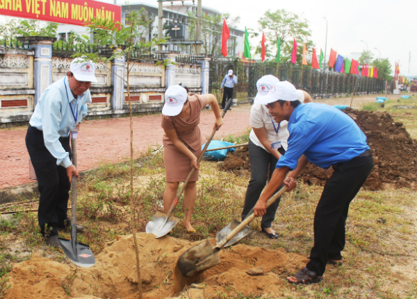 Các đại biểu tham gia trồng cây xanh.