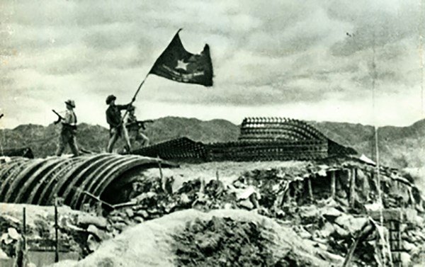 Cờ Quyết thắng của Quân đội nhân dân Việt Nam tung bay trên nóc hầm chỉ huy của tướng Đờ Cátxtơri tại cứ điểm Điện Biên Phủ.