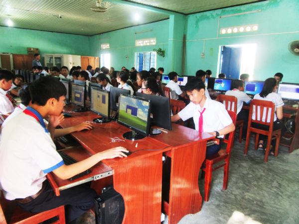 Học sinh khối THCS tập trung thi giải toán trên máy tính.