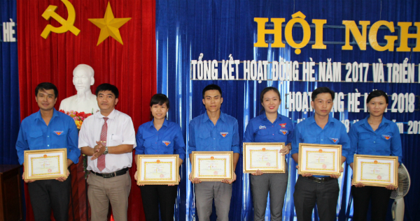 Lãnh đạo huyện Phú Hòa tặng giấy khen cho các cá nhân có thành tích xuất sắc trong hoạt động hè và phong trào thanh niên tình nguyện năm 2017.