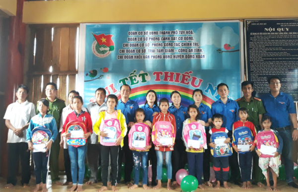 Tặng học bổng cho trẻ em nghèo ở thôn Phú Hải, xã Phú Mỡ, huyện Đồng Xuân.