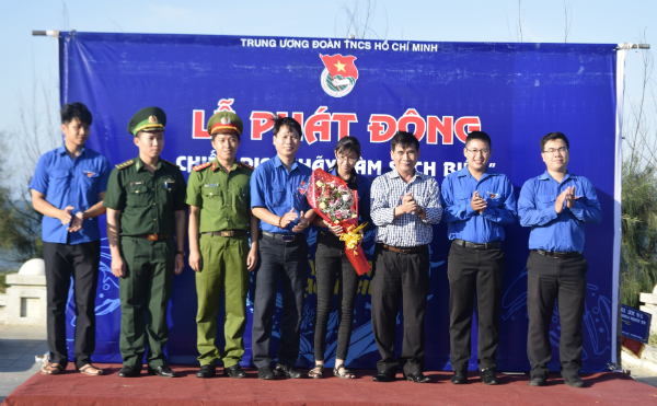 Ban Tổ chức cùng lãnh đạo Thành ủy Tuy Hòa trao hoa cho các Đội Thanh niên tình nguyện làm sạch biển.