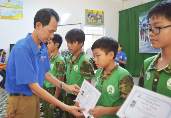 Ban Tổ chức trao giấy chứng nhận cho các học viên.