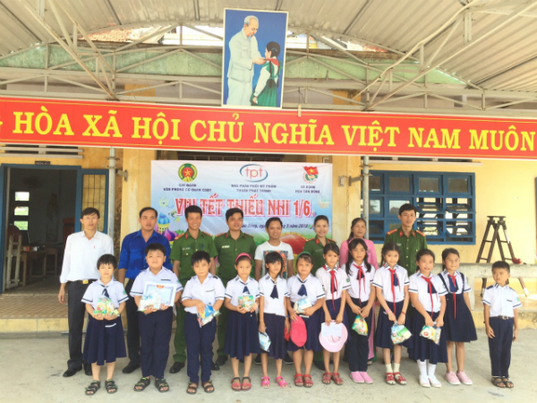 Tặng quà cho các em thiếu nhi trường tiểu học Chu Văn An, huyện Đông Hòa.