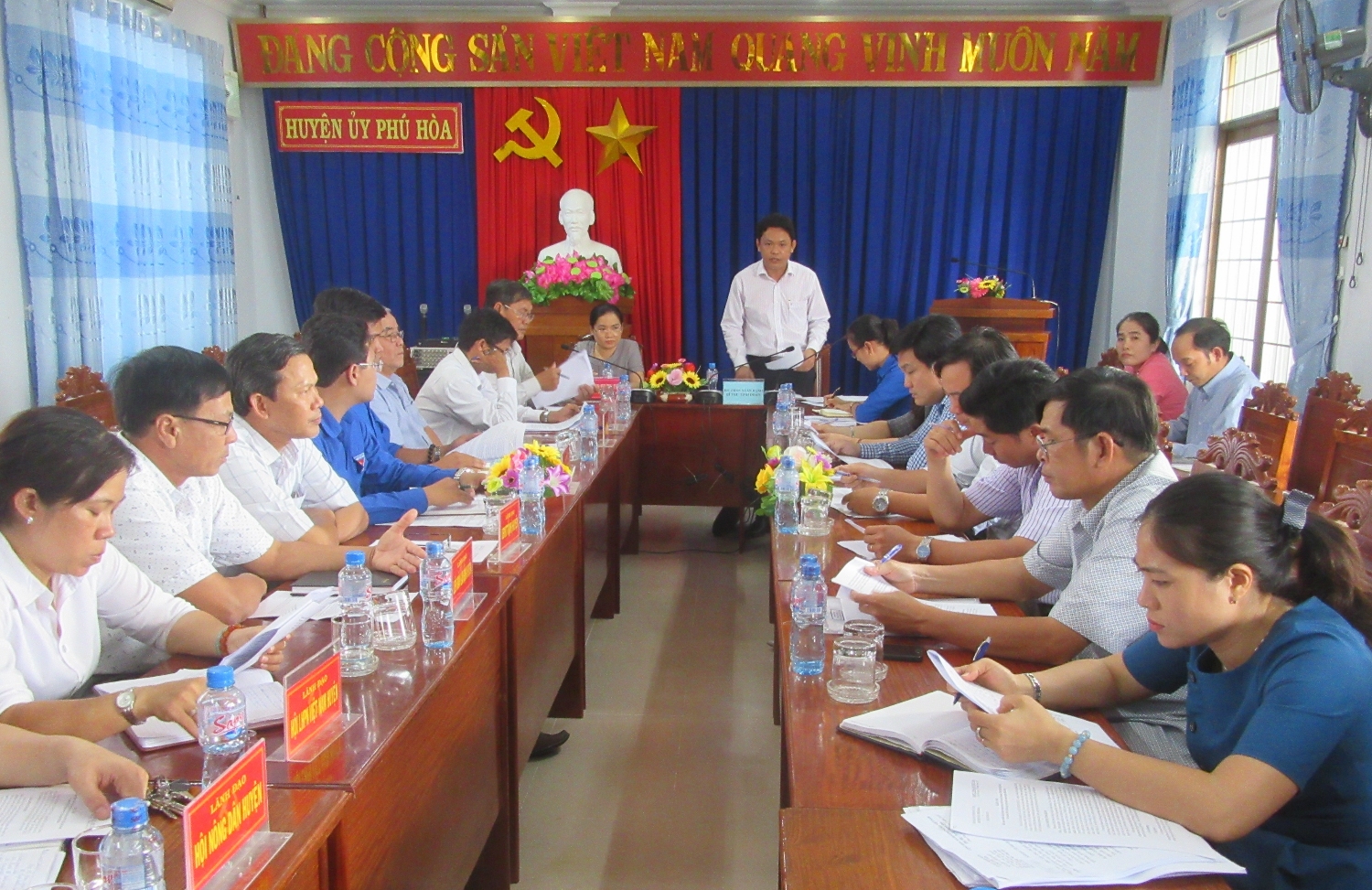 Đoàn giám sát làm việc với Lãnh đạo Huyện ủy Phú Hòa.