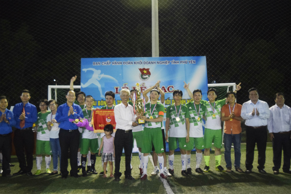 Ban Tổ chức trao cúp vô địch cho Đoàn cơ sở Công ty CP PYMEPHARCO.