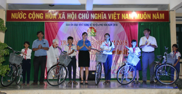 Lãnh đạo Tỉnh Đoàn và UBND huyện Phú Hòa trao xe đạp cho các em thiếu nhi vượt khó học giỏi.