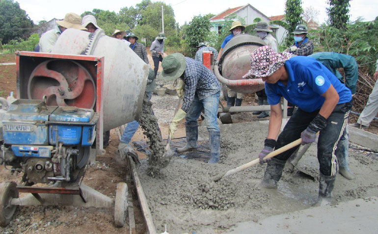 Sinh viên Trường Đại học Xây dựng Miền Trung giúp người dân xã Sơn Thành Đông (huyện Tây Hòa) làm đường bê tông .