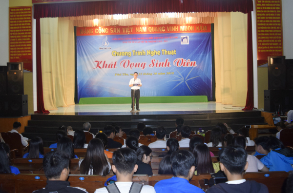 Đ/c Trần Minh Trí - Phó Bí thư Tỉnh Đoàn, Chủ tịch Hội Sinh viên Việt Nam tỉnh Phú Yên phát biểu tại chương trình.