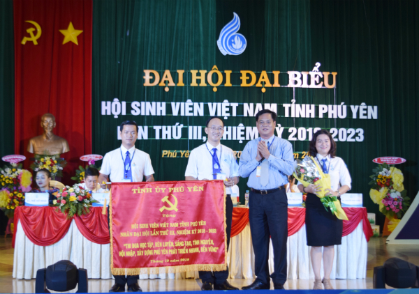 Đồng chí Huỳnh Tấn Việt - UVBCH Trung ương Đảng, Bí thư Tỉnh ủy, Chủ tịch HĐND tỉnh trao bức trướng cho Hội Sinh viên tỉnh.