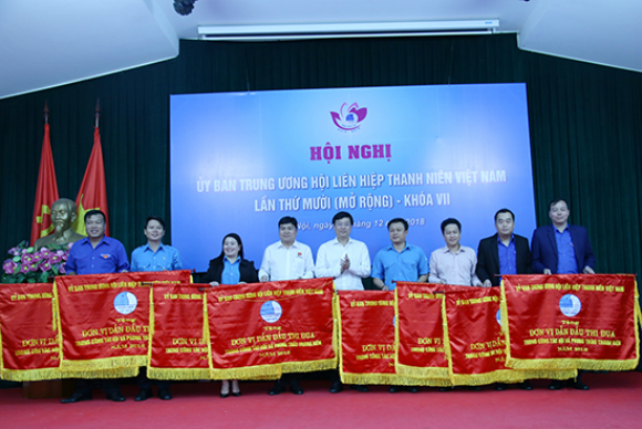 Anh Lê Quốc Phong -Ủy viên dự khuyết BCH Trung ương Đảng, Bí thư thứ nhất BCH Trung ương Đoàn, Chủ tịch Trung ương Hội LHTN Việt Nam trao cờ thi đua dẫn đầu trong công tác Hội và phong trào thanh niên năm 2018 cho các đơn vị.