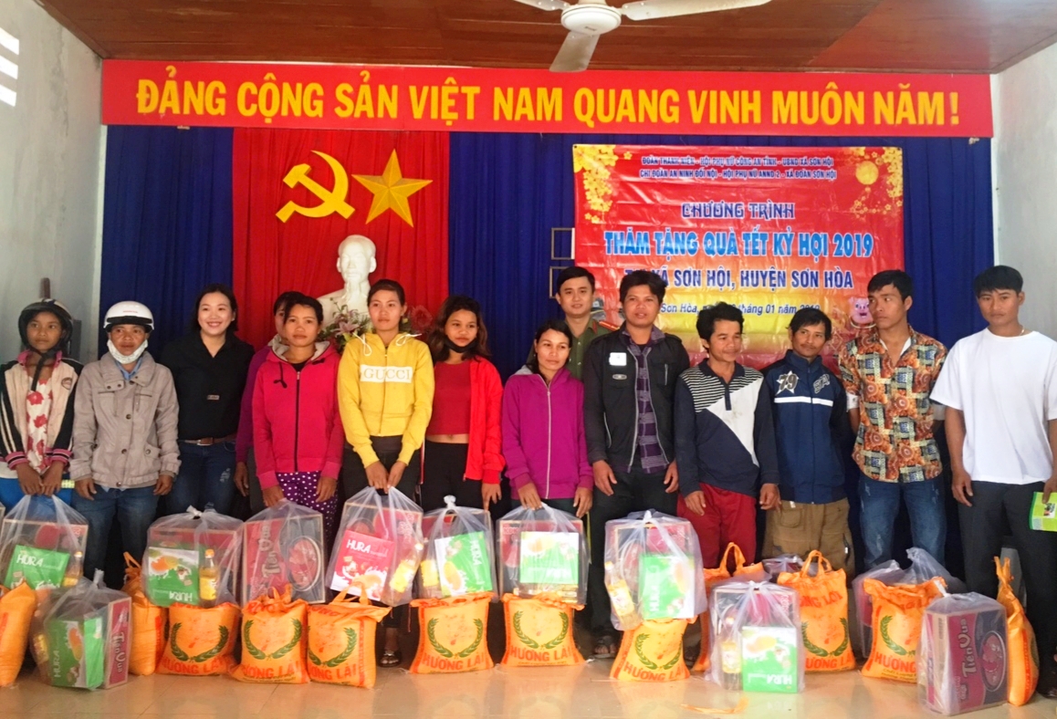 Chi đoàn Phòng An ninh đối nội tặng quà cho các gia đình có hoàn cảnh khó khăn tại xã Sơn Hội, huyện Sơn Hòa.