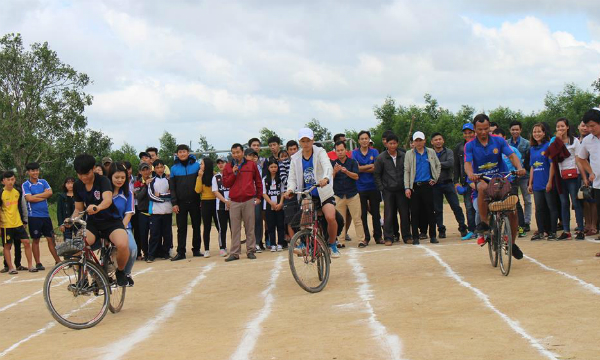 Các đoàn viên, thanh niên, học sinh tham gia đi xe đạp chậm.