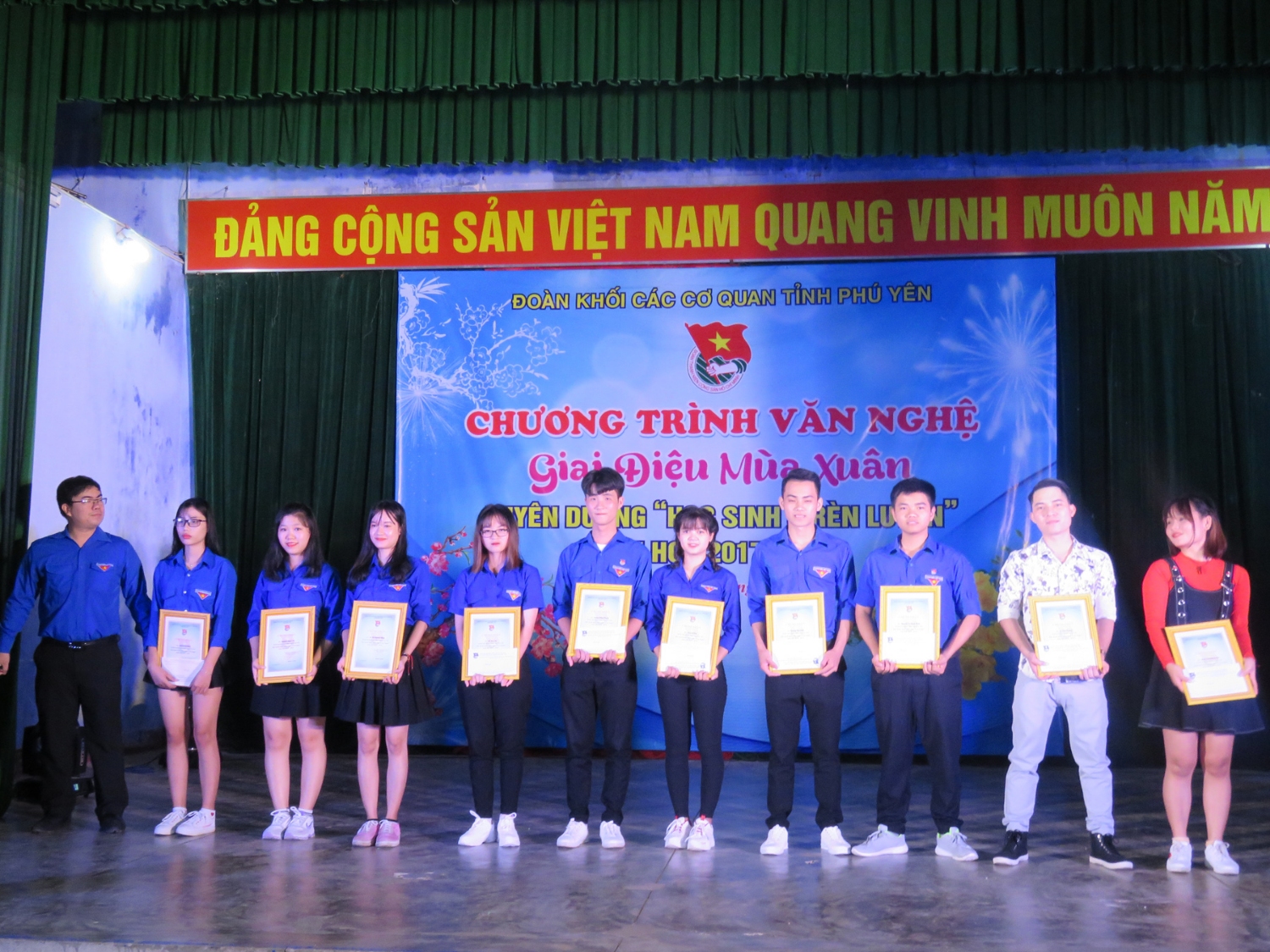 Phó Bí thư Đoàn khối Các cơ quan tỉnh Nguyễn Lê Duy trao bằng chứng nhận "học sinh 3 rèn luyện" cho các học sinh tiêu biểu