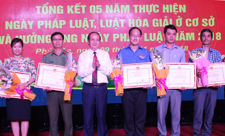Đồng chí Phan Đình Phùng - Tỉnh ủy viên, Phó Chủ tịch UBND tỉnh trao bằng khen của UBND tỉnh cho đại diện Tỉnh Đoàn (thứ 3 từ phải sang) vì có thành tích trong công tác tuyên truyền phổ biến, pháp luật.
