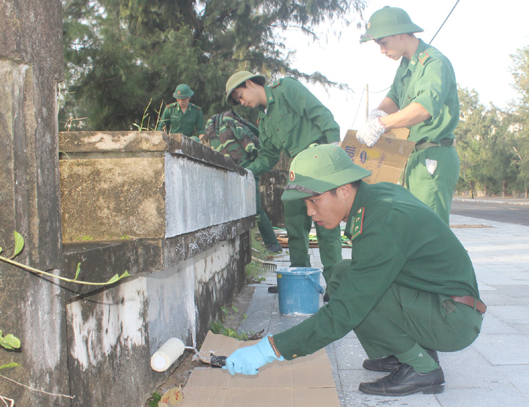 Lực lượng vũ trang quét vôi tường cũ, chỉnh trang đường Độc Lập chào đón xuân mới Kỷ Hợi 2019.