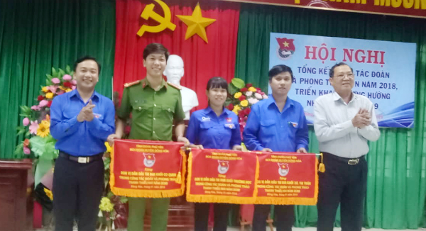 Lãnh đạo Huyện ủy và Huyện Đoàn Đông Hòa trao cờ thi đua xuất sắc cho 3 đơn vị.