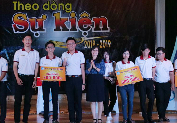 Ban Tổ chức trao giải nhất cho Trường THPT Chuyên Lương Văn Chánh.