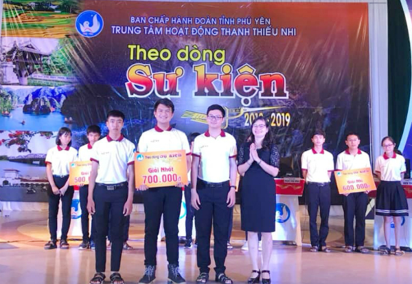 Ban Tổ chức trao giải nhất cho Trường THPT Nguyễn Văn Linh (H. Đông Hòa).