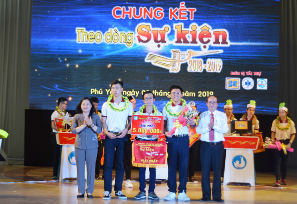 Lãnh đạo tỉnh trao giải nhất Trường THPT Chuyên Lương Văn Chánh.